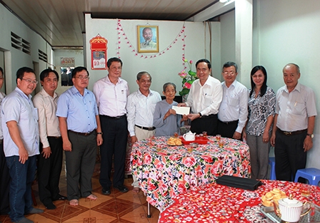 LÃNH ĐẠO ỦY BAN TRUNG ƯƠNG MẶT TRẬN TỔ QUỐC
VIỆT NAM THĂM CÁC GIA ĐÌNH CHÍNH SÁCH NHÂN KỶ NIỆM
NGÀY THƯƠNG BINH LIỆT SĨ