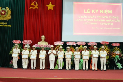 Chủ động nắm tình hình, giữ vững 
an ninh chính trị trong mọi tình huống