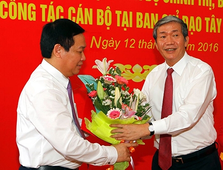 Trao quyết định phân công nhiệm vụ Trưởng Ban
và Phó Trưởng ban Ban Chỉ đạo Tây Nam Bộ