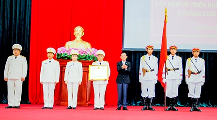 Làm tốt công tác dự báo, nắm tình hình, 
quản lý chặt địa bàn, giữ vững an ninh trật tự