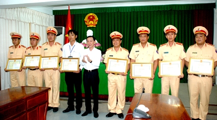 UBND TP CẦN THƠ THƯỞNG NÓNG CHO TẬP THỂ, CÁ NHÂN 
CÓ THÀNH TÍCH TRONG CÔNG TÁC BẢO VỆ MÔI TRƯỜNG