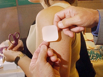 Miếng dán estrogen làm giảm nguy cơ Alzheimer ở phụ nữ mãn kinh