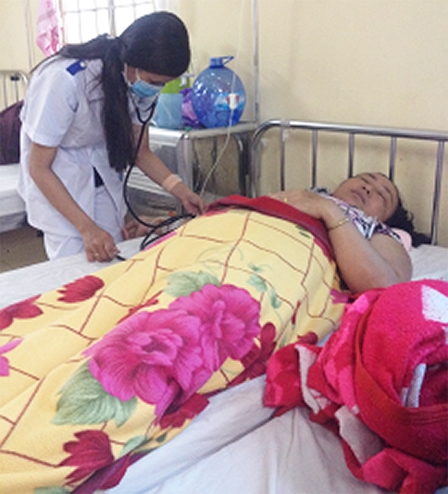 Gia đình 10 người nhập viện sau khi ăn bánh mì