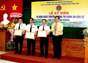 Tổ chức Kỷ niệm 70 năm Ngày truyền thống 
thi hành án dân sự