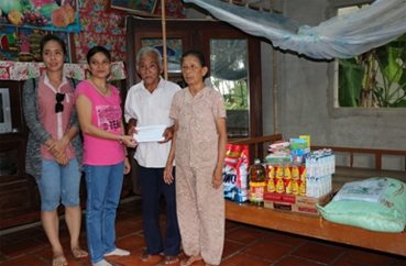 Trao tiền từ thiện