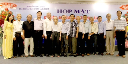 Họp mặt Kỷ niệm 40 năm văn nghệ Cần Thơ