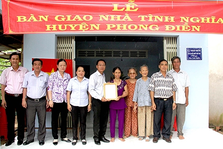 Bàn giao nhà tình nghĩa cho gia đình chính sách