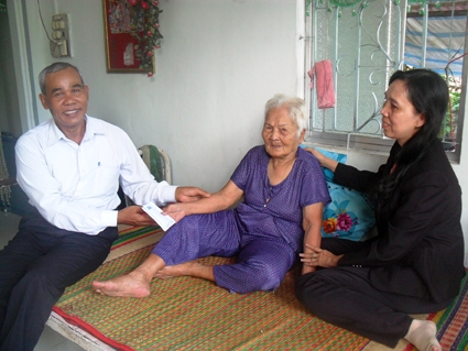 Lãnh đạo Báo Cần Thơ thăm và tặng quà 
Mẹ Việt Nam Anh hùng Nguyễn Thị Lãnh