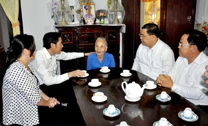 Lãnh đạo báo nhân dân và tp cần thơ thăm, 
tặng quà 4 gia đình chính sách tiêu biểu