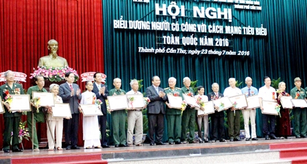 Cần có những biện pháp giúp đỡ tích cực, hiệu quả về vật chất lẫn tinh thần cho người có công với cách mạng