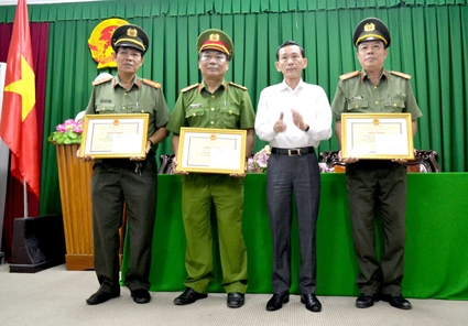 Khen thưởng "nóng" 13 tập thể và cá nhân