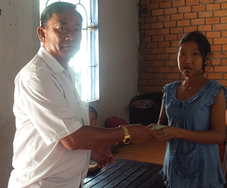 Trao tiền từ thiện