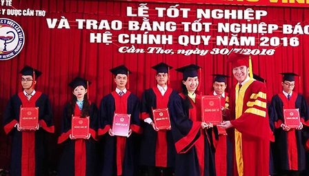 Trường Đại học Y Dược Cần Thơ trao bằng tốt nghiệp
cho 1.707 tân bác sĩ, dược sĩ, cử nhân