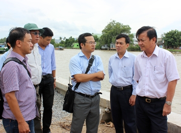 Lãnh đạo thành phố kiểm tra công trình 
kè chống sạt lở sông Ô Môn giai đoạn 2