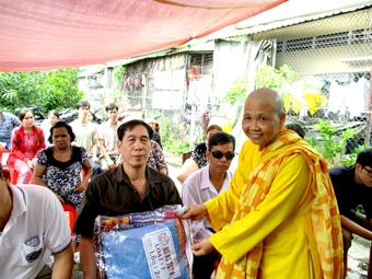 Tặng 55 phần quà cho hội viên người mù