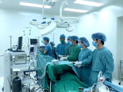 Nội soi cắt khối u ngực chứa lông, tóc, răng