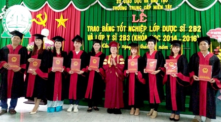Trao bằng tốt nghiệp cho 106 học sinh các lớp y sĩ, dược sĩ