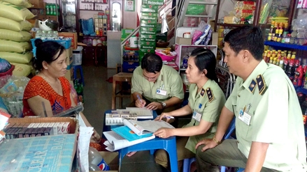 Kiểm tra, tuyên truyền việc cấm kinh doanh 
thuốc lá ngoại nhập lậu