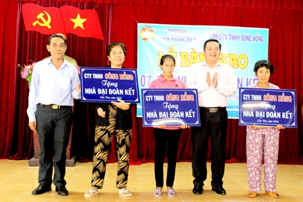 Trao nhà Đại đoàn kết cho hộ nghèo ở huyện Phong Điền
