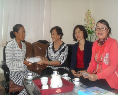 Trao tiền từ thiện