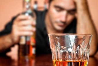 Nghiện rượu nặng có thể tổn hại đến phổi