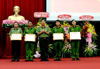 Phát huy truyền thống anh hùng, đấu tranh
hiệu quả với tội phạm