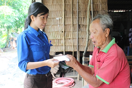 Trao tiền từ thiện