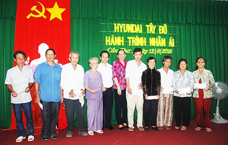 Tặng 100 phần quà cho gia đình chính sách và hộ nghèo