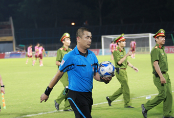 Từ việc thuê trọng tài ngoại