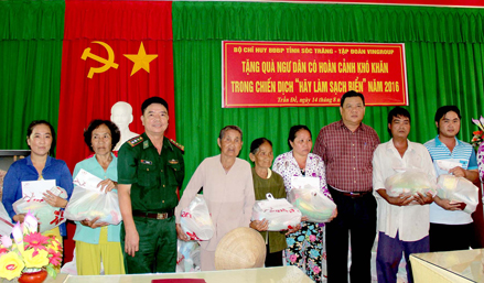 Trao 500 phần quà cho ngư dân nghèo