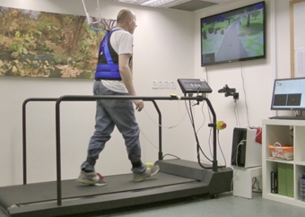 Dùng máy chạy bộ kết hợp thực tế ảo giúp người già tránh té ngã