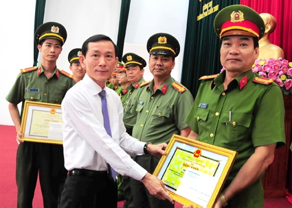 Khen thưởng vụ triệt phá chuyên án trộm vàng ở miền Tây và đường dây mua bán, vận chuyển, tàng trữ ma túy