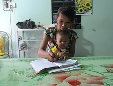 Trao tiền từ thiện