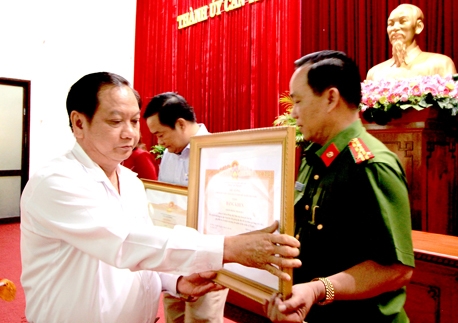 Phát động phong trào thi đua đẩy mạnh học tập 
và làm theo tư tưởng, đạo đức, phong cách Hồ Chí Minh