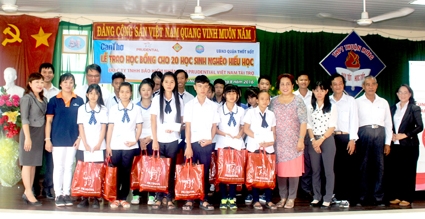 Báo Cần Thơ trao học bổng và dụng cụ học tập cho 40 học sinh nghèo, hiếu học tại quận Thốt Nốt và huyện Vĩnh Thạnh