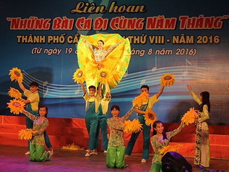 Khai mạc Liên hoan “Những bài ca đi cùng năm tháng”