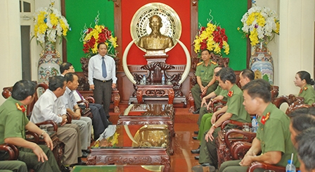 BÍ THƯ THÀNH ỦY CẦN THƠ THĂM HỎI,
ĐỘNG VIÊN LỰC LƯỢNG CÔNG AN THÀNH PHỐ