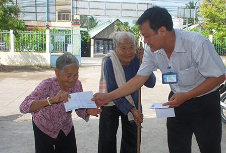 Trao tiền từ thiện
