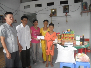 Trao tiền từ thiện