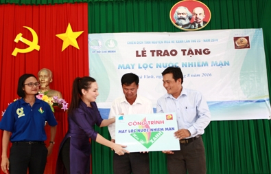 Ca sĩ Phi Nhung trao máy lọc nước mặn cho đồng bào miền Tây