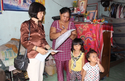 Trao tiền từ thiện