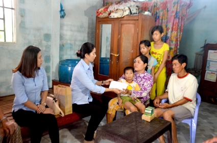 Thăm, tặng quà 3 hoàn cảnh thương tâm đăng trên Báo Cần Thơ