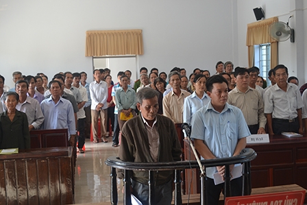 Lấy tiền hỗ trợ đền bù cho dân chi cho hoạt động cơ quan, nguyên Trưởng Ban và kế toán hầu tòa