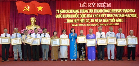 NHIỀU ĐỊA PHƯƠNG, ĐƠN VỊ HỌP MẶT KỶ NIỆM 71 NĂM
NGÀY CÁCH MẠNG THÁNG TÁM THÀNH CÔNG VÀ QUỐC KHÁNH 2-9