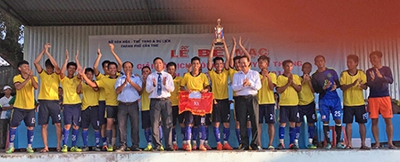 Chủ nhà Cờ Đỏ giành ngôi vô địch