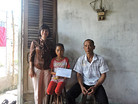 Trao tiền từ thiện