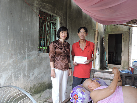 Trao tiền từ thiện