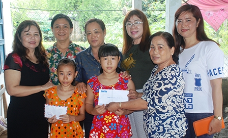 Trao tiền từ thiện