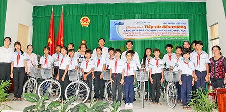 Tặng xe đạp, dụng cụ học tập 
cho 20 học sinh nghèo hiếu học 
ở quận Bình Thủy