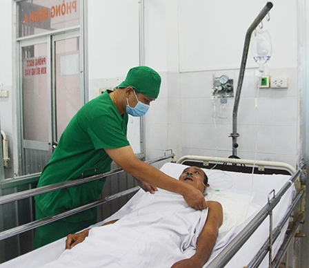 Cứu sống bệnh nhân bị rắn lục cắn vào lưỡi